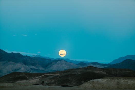 Hotels With Suites Facing Desert Moonlight Views