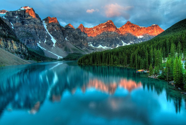 Luxury Resorts in Banff Lake Louise With Mountain and Lake Views